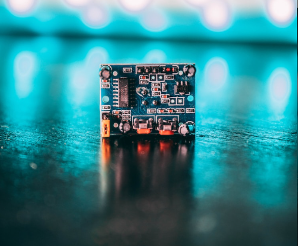 在5V/200mA的低压直流电源应用中，AH8650开关降压方案相比传统阻容降压具有显著优势。以下从多个维度对比分析二者的差异及AH8650的核心优势