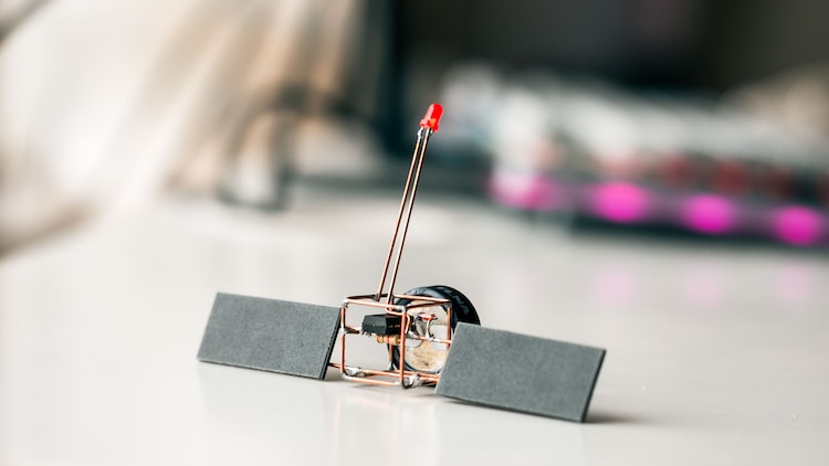 在设计隔离与非隔离组合的电源系统时	，采用AH8650（非隔离降压芯片）作为前级，搭配B0505（隔离型DC-DC模块）作为后级，可以实现稳定的隔离5V输出	。以下是详细的设计要点和注意事项,第2张